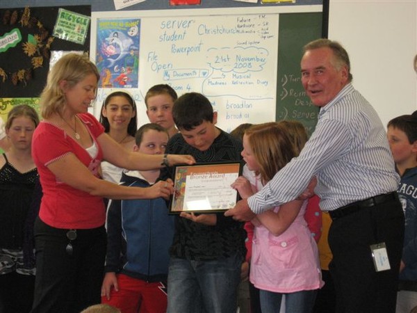 Mayor Rick presenting enviroschools award